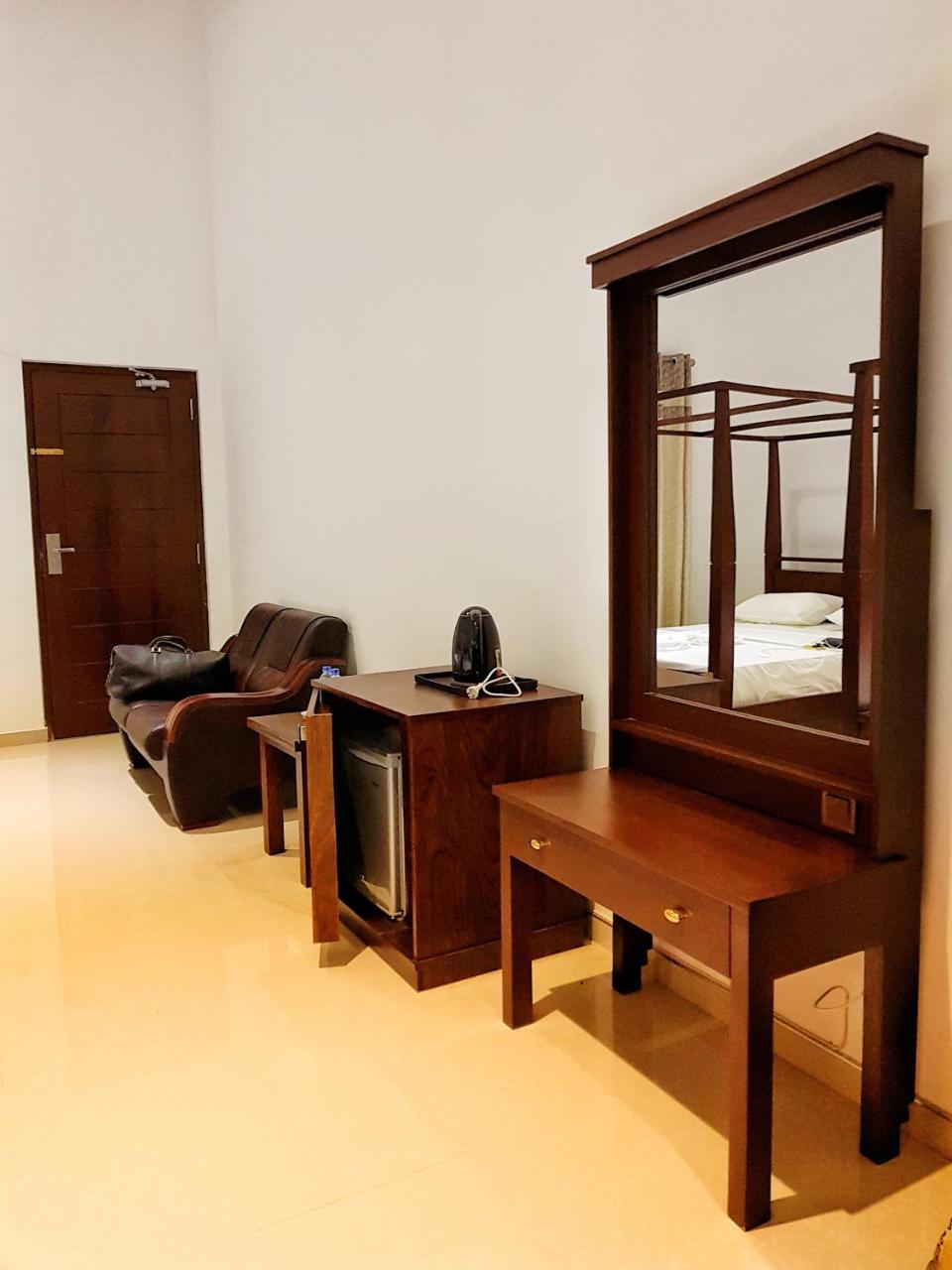 Livinya Holiday Resort Катарагама Екстериор снимка