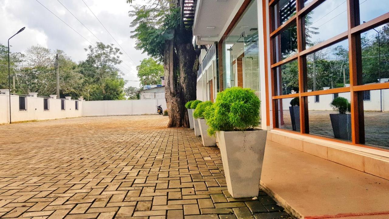 Livinya Holiday Resort Катарагама Екстериор снимка